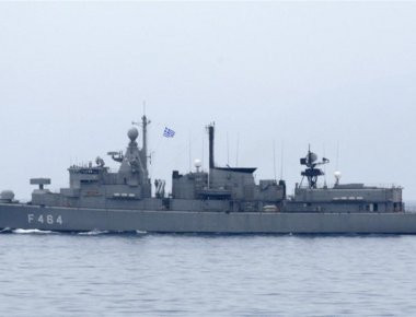 Παραλίγο τραγωδία: Φρεγάτα του ΠΝ προσάραξε έξω από την Ψυτάλλεια